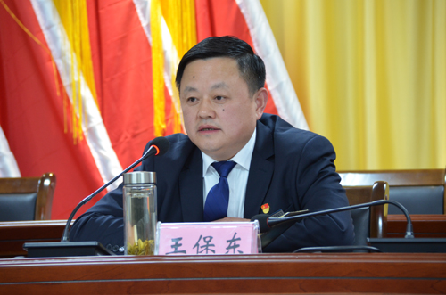 以會(huì )代課擰緊安全螺絲帽 在集團安全警示教育會(huì )上，王保東同志這樣說(shuō)