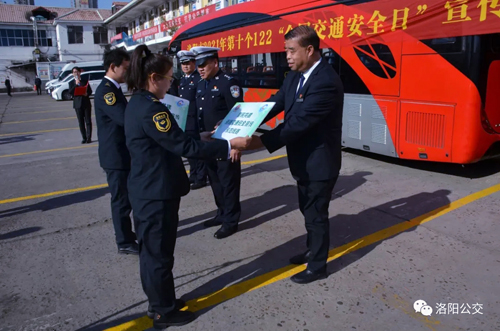 公交、交警戮力同心保安全