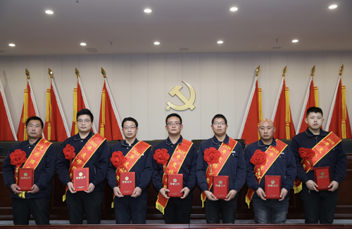 0206 修理能手從左至右依次為 邵冠峰、王寶玉、潘春樂(lè )、李龍、許特斯、韓利杰、寇增亮.jpg