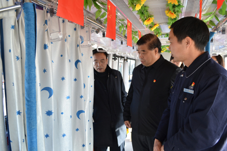 “娘家人”來(lái)公交 職工暖心增信心 市總工會(huì )黨組書(shū)記、常務(wù)副主席杜中岳一行到公交集團調研