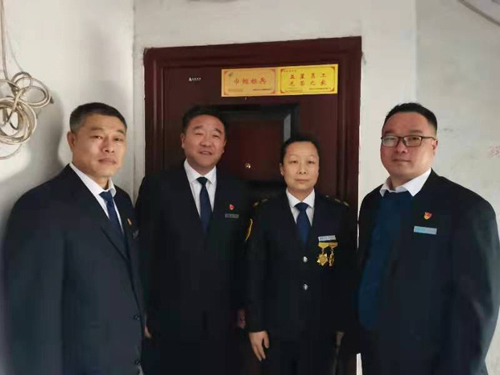 “一人得獎，全家光榮” 送“牌”上門(mén)，集團為標兵先進(jìn)送去榮譽(yù)喜報牌匾