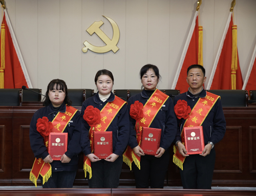 0207 從左至右依次為 點(diǎn)鈔能手王璐、充值能手孫昭娣、教學(xué)能手王慧娟、孫衛東.jpg