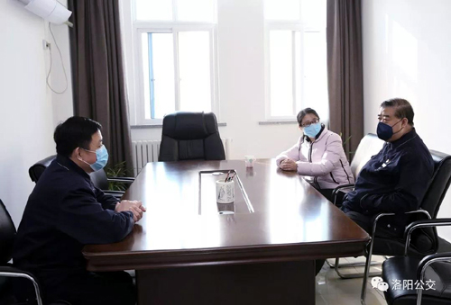 眾志成城、共克時(shí)艱——團市委向公交一線(xiàn)捐贈疫情防控物資